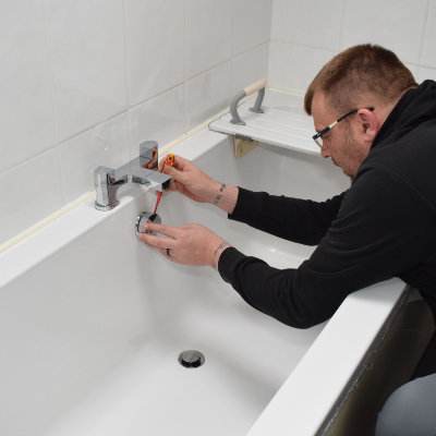 A Buxton plumber fixing a bath in a house in SK17